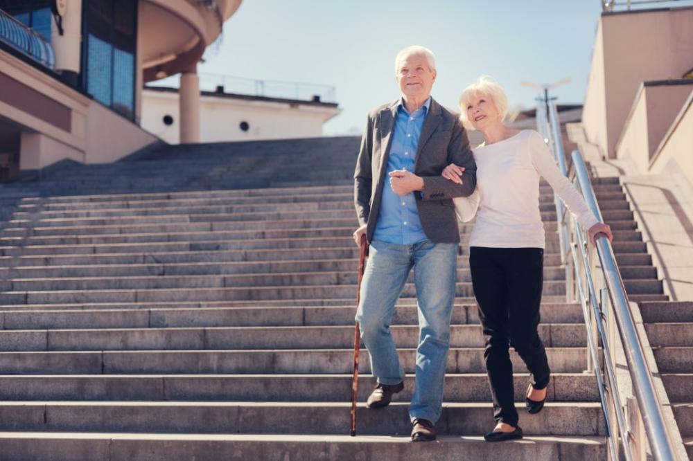 personnes agées qui descendent les escaliers